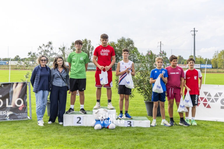 Premiazione del getto del peso, terzo posto per Matteo Buttò
